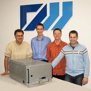 Das Projektteam „Proton“ mit dem fertigen Modul: Marc Dumon (Verfahrenstechnik), Michael Milde (Projektmanagement), Andreas Roth (Elektrotechnik), Michael Fabritius (Mechanische Konstruktion).