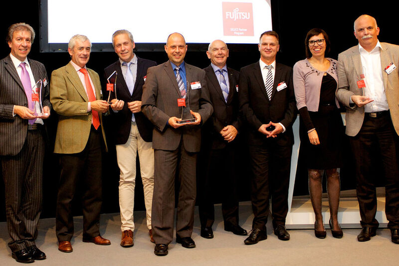 Die  „Fujitsu Partner of the Year“ in der Vertriebsregion Europa, Naher Osten und Afrika im Gruppenbild mit Rod Vawdrey. (Bild: Fujitsu)
