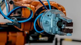 Jedes Gerät kann als Funktionsserver aufgefasst werden, das seine Dienste der es ansteuernden Instanz «über» ihn – der Cloud, der Edge – oder anderen Automatisierungsgeräten zur Verfügung stellt. Ein Roboter wird dadurch beispielsweise zum «Bewegungsserver», der nicht mehr wie heute für sich programmiert wird, sondern seine Bewegungsbefehle zentral aus der Edge bzw. Cloud als Service-Aufrufe erhält.  (gemeinfrei)