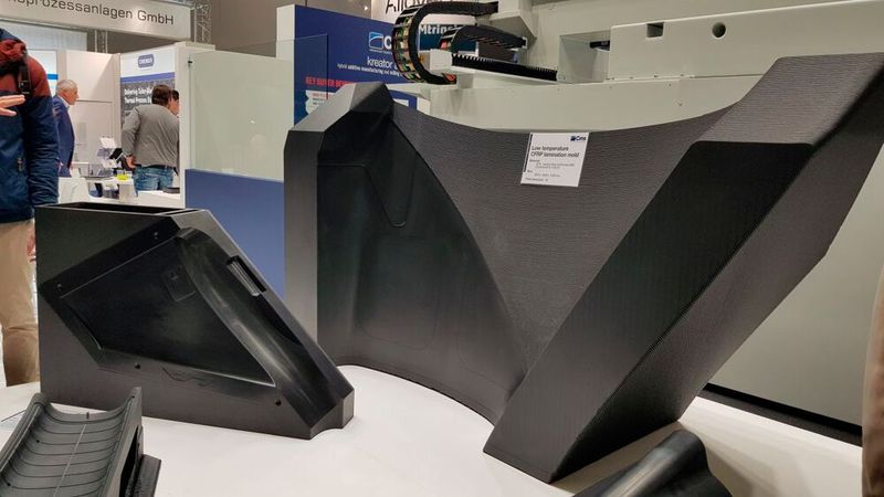 Cms stellt mit seinem robotergeführten FDM-Drucker große Bauteile aus  karbonfaserverstärktem Kunststoff her. Die Düse druckt im Winkel von 45 Grad . (Bild: D.Quitter / VCG)