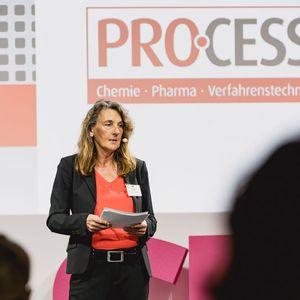Die leitende PROCESS-Redakteurin Anke Geipel-Kern begrüßt die Besucher zum zweiten Kongresstag.(Bild:  Stefan Bausewein)