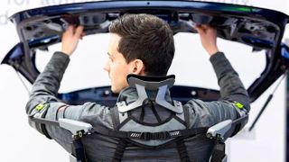 Mit Exoskeletten werden MAN-Mitarbeiter an 20 Standorten vor körperlicher Überbelastung geschützt. (Bild: dpa)