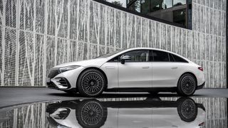 Der Mercedes EQS könnte und dürfte schon 130 km/h hochautomatisiert auf deutschen Autobahnen fahren. (Bild: Mercedes Benz AG)