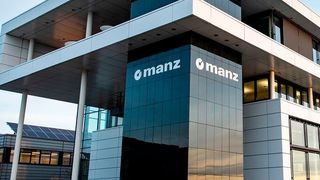 Auch die Manz AG blickt auf nicht sonderlich erquickende Monate zurück. Jetzt sollen unter anderem Kosten gespart und das Portfolio angepasst werden. Deshalb veräußert das Unternehmen jetzt alles, was für die Batteriezellenfertigung benötig wird ... (Bild: Manz)