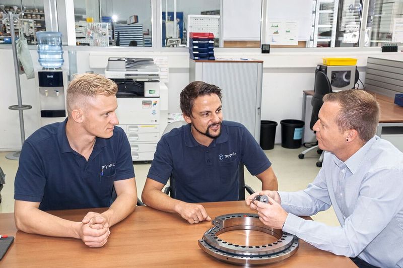 V. l.: Martin Haug und Christoph Sauter zusammen mit Erhard Strobel im Büro der Fertigungsleitung. (Bild: myonic)