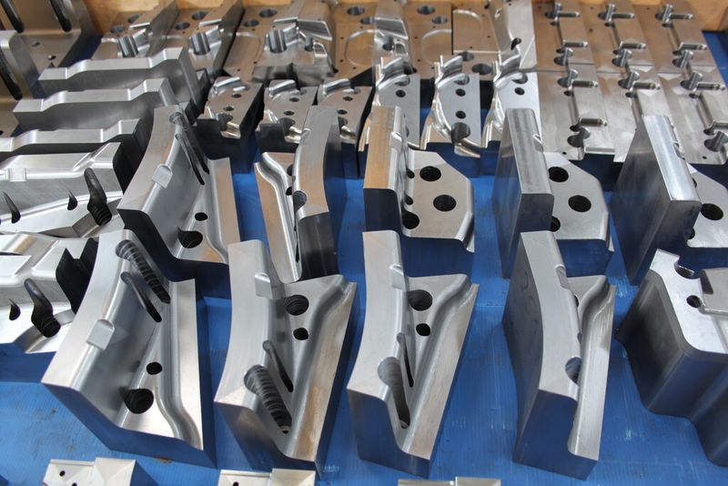 Die teilweise sehr komplexen 3D-Formgebungen werden mit den 5-Achsen-CNC-Hochleistungs-Bearbeitungszentren von Hermle in mehrstufigen Operationen in möglichst einer Aufspannung komplett bearbeitet. (Bild: Hermle)