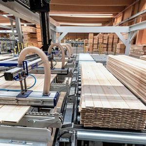 An der J.-Schmalz-Saugspinne SSP sitzen vier Greifer des Typs FMHD. Damit entstapelt das System einzelne Bretterlagen und führt sie dem Prozess der Kappung bei Holzbauwerk Schwarzwald zu.(Bild:  J. Schmalz)