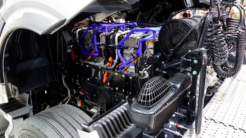 Der Quantron QHM FCEV basiert auf einem Lkw von MAN, dem Quantron eine Brennstoffzelle von Ballard implantiert.  (Bild: Rosenow/»kfz-betrieb«)