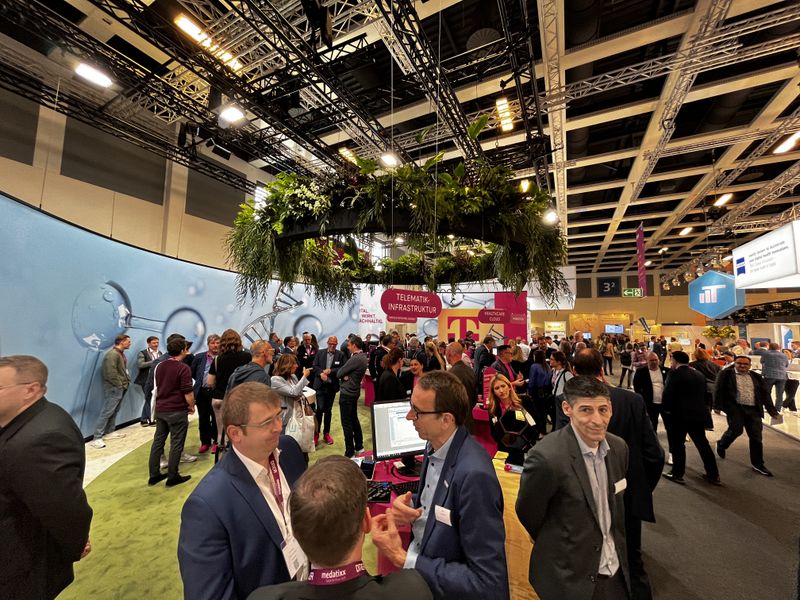 Messerundgang: Der begrünte Telekom-Stand mit breitem Portfolio, ... (su)