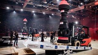 Kitzliger Moment! Im Rahmen des Staplercup 2022 fährt ein Könner mit einem vier Meter hohen Turm auf den Gabelzinken auf die Weber-Heroramp, eine tückischen Stahlwippe. Erfahren Sie hier, wer sich den Titel in den verschiedenen Wettbewerben holen konnte. (Bild: B. Willer)
