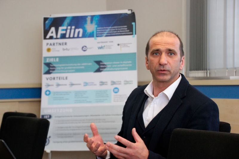 Sebastian Fritzsche vom Lehrstuhl Füge- und Schweißtechnik der BTU: „Dabei geht es nicht nur darum Bauteile komplett neu zu fertigen, sondern diese nach Ablauf ihrer Lebenszeit instand zu setzen.“ (Bild: J. Pfeiffer/VCG)