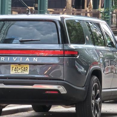 0127733449v2 (Bild: Rivian R1S / Jason Lawrence / CC BY-SA 2.0 / flickr.com)