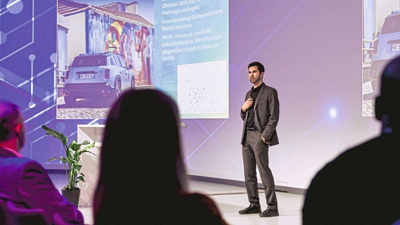 Florian Kraft von Renault Deutschland gab Einblicke, wie die Marke mit ihrer Handelsorganisation die nächsten Schritte geht. (Bild: Stefan Bausewein)