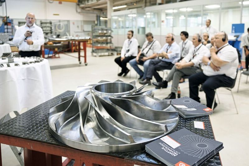 Quer durch die Werkshalle veranschaulichten 13 Technologiestationen das essenzielle Zusammenspiel von Digitalisierung, Automatisierung und der eigentlichen Bearbeitung in der Luft- und Raumfahrt. (Bild: Hannes Thalmann)
