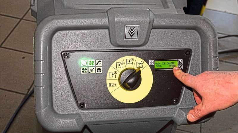 Ein/Aus, sowie drei Leistungsstufen: die Bedienung des IB 10-8 L2P erfordert kein Ingenieursstudium. Eine Uhr dokumentiert die Strahlzeit – wichtig um den CO2-Verbrauch im Blick zu haben. (Dominsky / »kfz-betrieb«)