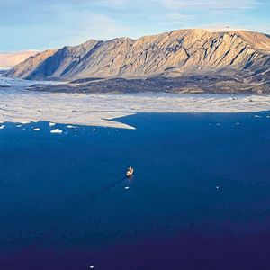 Das Forschungsschiff Polarstern vor einem Teil der Gletscherzunge, die weit ins Land hinein reicht und auf 80 km Länge auf dem Ozean schwimmt – Im Sommer 2016 war die Polarstern das erste Schiff, das je bis zur Gletscherkante des 79°-Nord-Gletschers in Nordost-Grönland fuhr. Der Wind hatte alles Meereis weggedrückt und somit war die sonst eisbedeckte Region für eine Woche komplett eisfrei. Dies ermöglichte es den Forschern, den Ozean und Boden dort genau zu vermessen.(Bild:  Nat Wilson, Alfred-Wegener-Institut)