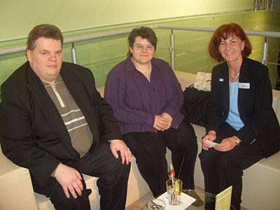 Marcus Warlich und Chantal Lienauer, Harzer Antriebstechnik, mit Renate Wenzel, Leiterin Vogel Außendienst. (Archiv: Vogel Business Media)