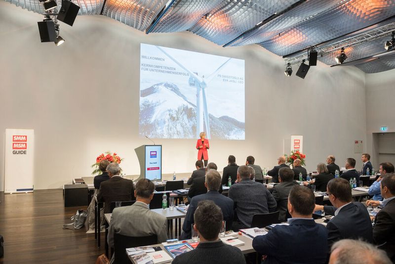 Gelebtes Corporate Design: Eva Jaisli, CEO PB Swiss Tool, erinnert mit ihrer roten Jacke ein wenig an ihre Werkzeuge, die sich global durch Qualität und hohen Kundennutzen erfolgreich behaupten. Eva Jaisli gab am SMM Kongress einen interssanten Einblick in die Entwicklung der Marke PB Swiss Tool von den Anfängen bis zum heute global agierenden Unternehmen. (Thomas Entzeroth)