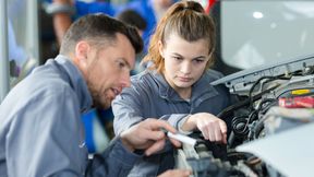 Viele Betriebe im Maschinen- und Anlagenbau suchen händeringend nach Nachwuchs, lassen wichtige Argumente im Azubi-Recruiting aber oft ungenutzt. (Bild: © auremar - stock.adobe.com)