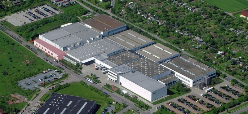 Das Luftbild zeigt den Produktions- und Logistikstandort des global agierenden High-Tech-Unternehmens Wago aus der Vogelperspektive. Oben links, rosa markiert: die Erweiterung des Logistikzentrums. (Wago)