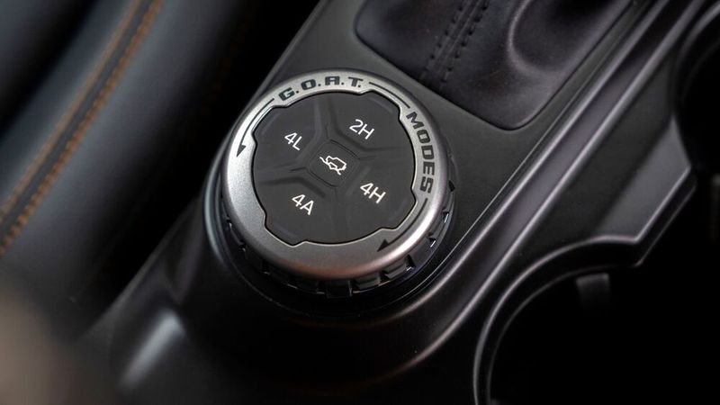 Ein Dreh am Regler in der Mittelkonsole, der passende G.O.A.T.-Modus ist aktiviert, und der Rest passiert fast beiläufig. (Bild: Ford)