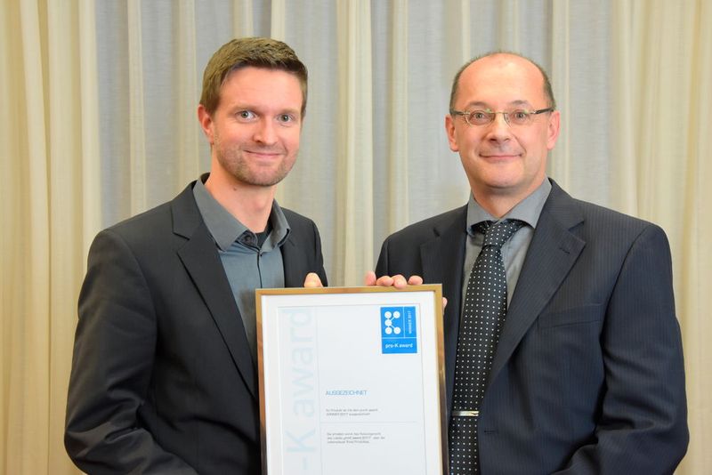 Die Bruder Spielwaren GmbH + Co. KG mit Jörg Filipiak und Rainer Kemnitzer, errang einen pro-K award für den einen Claas-Spielzeugtraktor des Typs Axion 950 mit Schneeketten und Schneefräse. (pro-K)