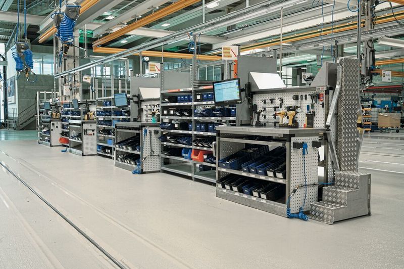 Établis d'une ligne de montage pour des moteurs. (Source : PMF-System)