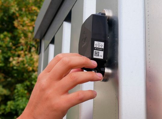 Sie wollen ihre nicht mit Strom betriebenen Ladunsträger digital erfassen? Dann sollte Sie der Weg zur Logimat 2023 in Halle 8 führen, wo Sensolus seine IoT-Tracker, die exakt das effizient schaffen, erstmals präsentiert. Sie wollen ihre nicht mit Strom betriebenen Ladunsträger digital erfassen? Dann sollte Sie der Weg zur Logimat 2023 in Halle 8 führen, wo Sensolus seine IoT-Tracker, die exakt das effizient schaffen, erstmals präsentiert.