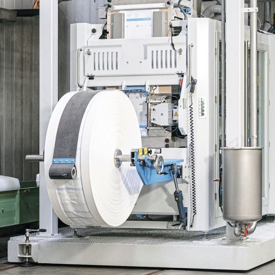 Der Beumer fillpac FFS zeichnet sich durch hohe Durchsatzleistung und Verfügbarkeit sowie kompakte Bauweise aus. Der Beumer fillpac FFS zeichnet sich durch hohe Durchsatzleistung und Verfügbarkeit sowie kompakte Bauweise aus.