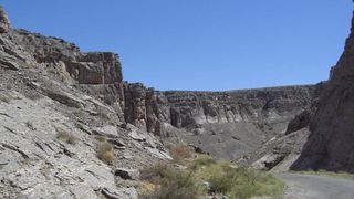 Kasachstan liegt in Zentralasien und besteht überwiegend aus Steppen, Wüsten und bis zu 7000 Meter hohen Bergen. Der weltgrößte Binnenstaat gilt als einer der rohstoffreichsten Länder der Erde. Unbefestigte Straßen erschweren die Erschließung (Archiv: Vogel Business Media)