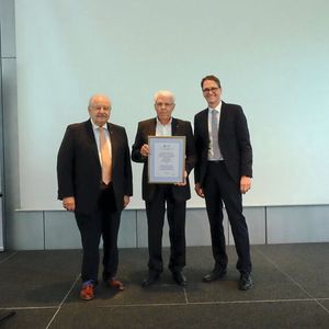 Georg Wolf (Mitte) hatte sich nicht mehr zur Wiederwahl in den Vorstand zur Verfügung gestellt. Für sein langjähriges ehrenamtliches Engagement erhielt er von Präsident Jürgen Karpinkski (l.) und Geschäftsführer Joachim Kuhn (r.) die goldene Ehrennadel des Landesverbands Hessen.(Bild:  Zietz/»kfz-betrieb«)