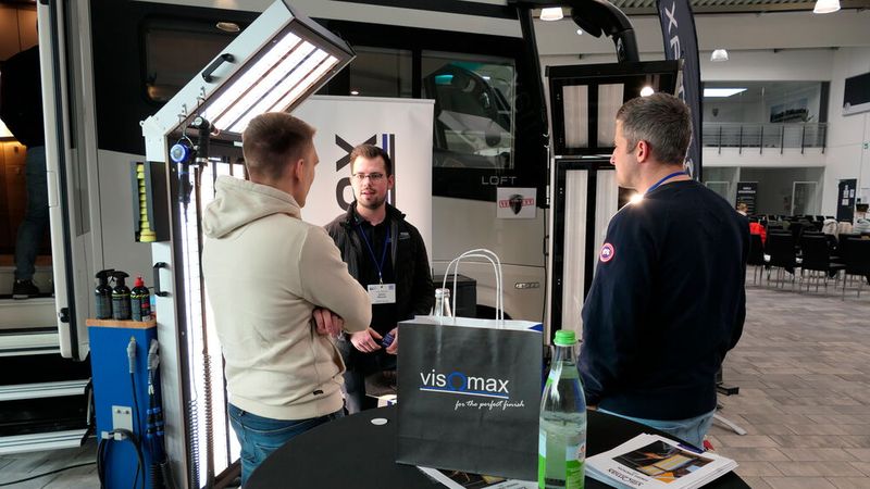 Die Lichtstrahler von Visomax helfen, Fehler zu entdecken – für deren Beseitigung liefert das Unternehmen Schleif- und Polierwerkzeuge.  (Bild: Wenz - VCG)