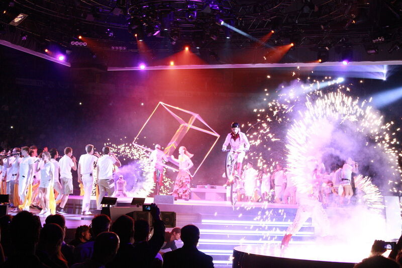 Eine feurige Einlage des kanadischen Cirque de Soleil brachte die Anwesenden in Stimmung. (Archiv: Vogel Business Media)