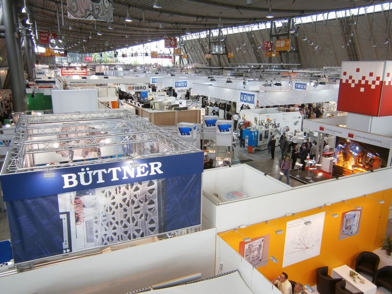 Und ab hier erleben Sie immer wieder, was es sonst noch so auf der Premiere der Moulding Expo zu erleben gab. Mit dabei sind ein Trabi, ein BMW i8, diverser Boliden der Formula Student, ein Rennsimulator, Bauteile, Werkzeugmaschinen und vieles Mehr...die Moulding Expo hat gemäß den Aussagen der Initiatoren ihr Versprechen erfüllt, der Branche eine neue, optimierte Präsentationsplattform zu bieten. (Bild: Königsreuther)