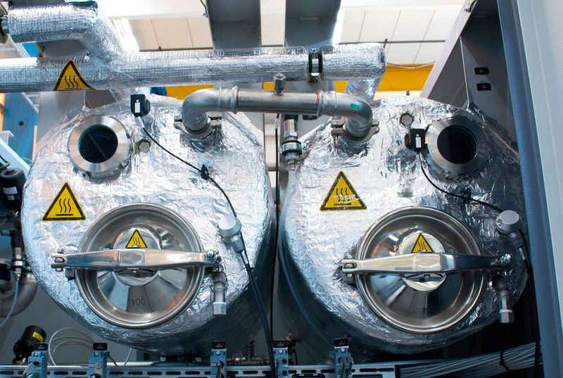 The solvent cleaning plant has two flooding tanks with separate media cycles as a standard. One of these tanks can be used for conservation. (Source: Karl Roll)