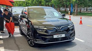 Vinfast nimmt weiter Fahrt auf. Mit den Modellen VF 8 (im Bild) und VF 9 soll der Vertrieb in Deutschland im zweiten Halbjahr starten. (Bild: ampnet/Walther Wuttke)