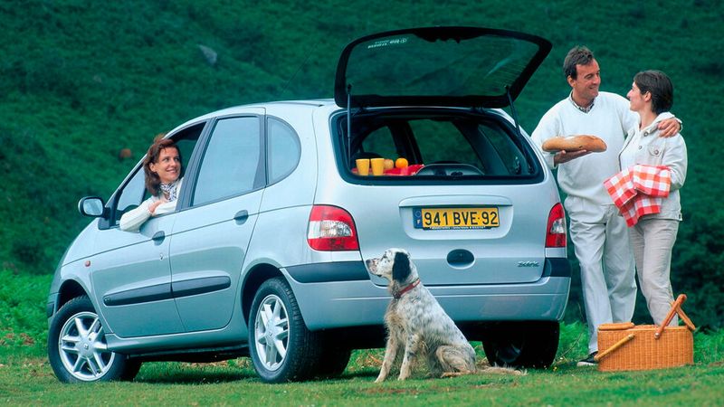 Downsizing-Van und dennoch viel Platz: Der Renault Mégane Scénic schrumpfte den Espace ins Kompaktsegment. Er war der erste erfolgreiche Kompaktvan auf dem europäischen Markt und war bereits früh auch in einer Allradvariante erhältlich, die in der Fachpresse vielfach gelobt wurde. Die erste Version des Scénic wurde bis 2003 gebaut und dann vom gleichnamigen Nachfolger abgelöst. (Bild: Renault)