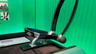 Composite-Kreislauf: Das ist der Prototyp eines carbonfaserverstärkten Bauteils für den Einsatz in Elektroautos. Das Fraunhofer-IWU beweist damit, dass man solche Faserverbundkomponenten bis zu 30 Jahre lang verwenden kann. (Fraunhofer-IWU)