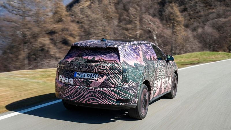 Das Heck ist eher kantig definiert und trägt ein paar Volvo- und BMW-Gene in sich. (Bild: Skoda)