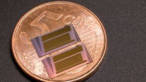 Hat Platz auf einer 5-Cent-Münze und soll große Wirkung in Rechenzentren haben: Die beiden Modulatoren von KIT und EPFL übersetzen elektrische Signale mit mehr als 400 Gbit/s in Lichtimpulse. (Bild: Hugo Larocque, EPFL)