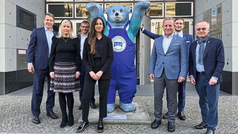 Das Berliner Büro bei der Eröffnung: (v. l.) Jürgen Hasler, Claudia Arndt, Hauptgeschäftsführer Dr. Kurt-Christian Scheel, Annina Louisa Brinkmann, Vizepräsident Thomas Peckruhn, Marcel Bürger und ZDK-Kämmerer Matthias Kenter; mit dabei der Berliner Bär der Vertretung Taipeh in einer Latzhose des Kfz-Gewerbes(Bild:  Kfz-Gewerbe)