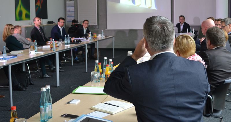 Im Anschluss an jede Präsentation tauschten sich die Jurymitglieder über die jeweilige Einreichung aus. (Bildquelle: marconomy)