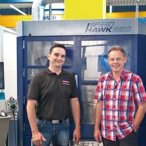 Jürgen Vierling, Fertigungsleiter Werkzeugbau (rechts) und Jörg Hecker von MMC Hitachi Tool vor der Fünf-achsigen OPS Speed Hawk 650, auf der ein großer Teil der Tests gefahren wurde.