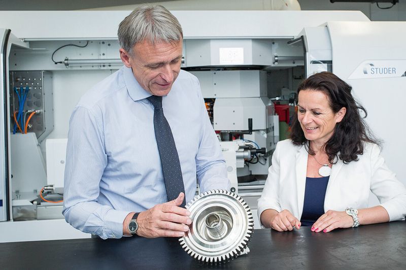 Anwendungsbeispiel für das Rundschleifen: Fred Gaegauf und Anne Richter. (Bild: Thomas Entzeroth)