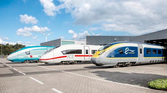 Auf der Velaro-Plattform von Siemens basieren diverse Hochgeschwindigkeitszüge, wie zum Beispiel der aktuelle ICE. Das Konzept scheint jetzt auch die Entscheider zu überzeugen, die in den USA eine entsprechende Strecke aufbauen wollen. Siemens sei gut im Rennen ...(Bild:  Siemens)