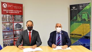 Von links: Eric Arana, Präsident der Arania Group, und Charles Pinto, Direktor der School of Engineering, unterzeichnen das Gründungsdokument für das gemeinsame Forschungslabor in Bilbao, in dem dünnwandige Stahlstrukturen untersucht werden sollen. (AR Racking)