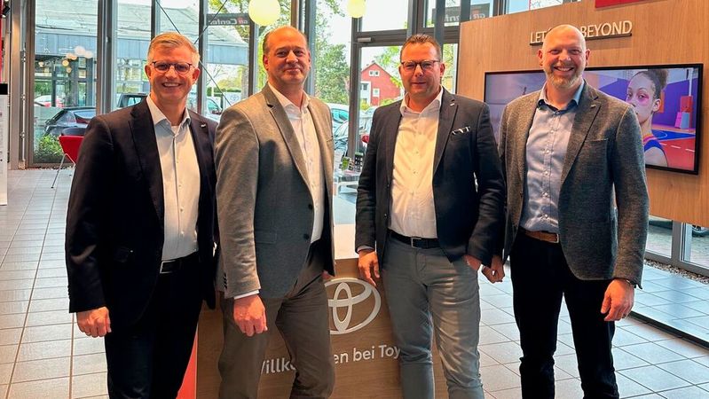 Das erweiterte Führungsteam von S+K (v.li.): Mathias Süchting, Geschäftsführer, Lars Schroeder, Gesamtserviceleiter, Jan-Patrick Hirschfeld, Gesamtverkaufsleiter Toyota, und Carsten Schulz, Geschäftsführer. (Bild:  S+K)