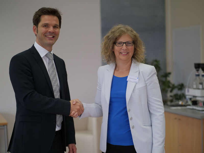 Knauer-Geschäftsführerin Alexandra Knauer mit Berlins Staatssekretär für Wissenschaft und Forschung Steffen Krach (SPD)  (Knauer Wissenschaftliche Geräte)