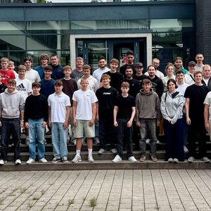 An der Philipp-Matthäus-Hahn-Schule in Nürtingen feierte die Kfz-Innung Region Stuttgart ihren beruflichen Nachwuchs und begrüßte die angehenden Kfz-Mechatronikerinnen und -Mechatroniker ihrer Mitgliedsbetriebe. (Bild:  Kfz-Innung Region Stuttgart)