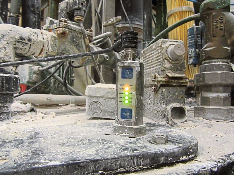 Gehäuse und Anschluss des kapazitiven Füllstandsensors bestehen aus Edelstahl. Deutlich erkennbar sind die Kalkablagerungen auch auf dem Behälter der Aufbereitung. (Bild: IPF Electronic)